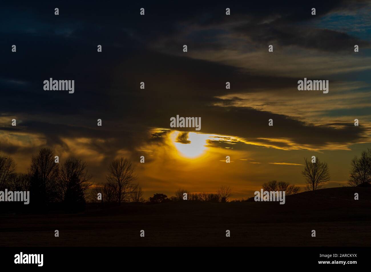 Wolken verwischen das Bild der Sonne, wie es am Neujahrstag 2020 aufgeht. Stockfoto