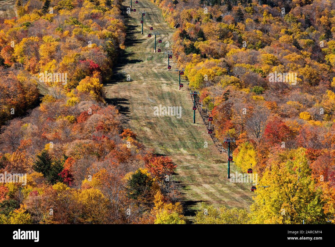 Besichtigungstour mit der Herbstgondel am Stowe Mountain. Stockfoto