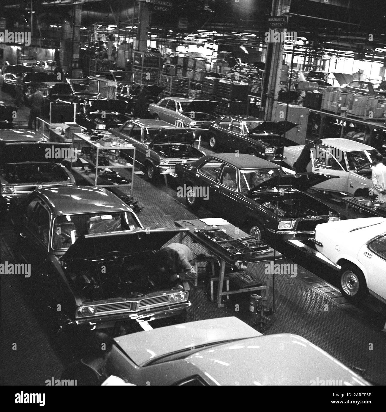 1970er Jahre, historisch, Innenansicht einer Reihe von Motorwagen, die in einem Automobilwerk, Luton, Bedford, England, Großbritannien, montiert werden. Stockfoto