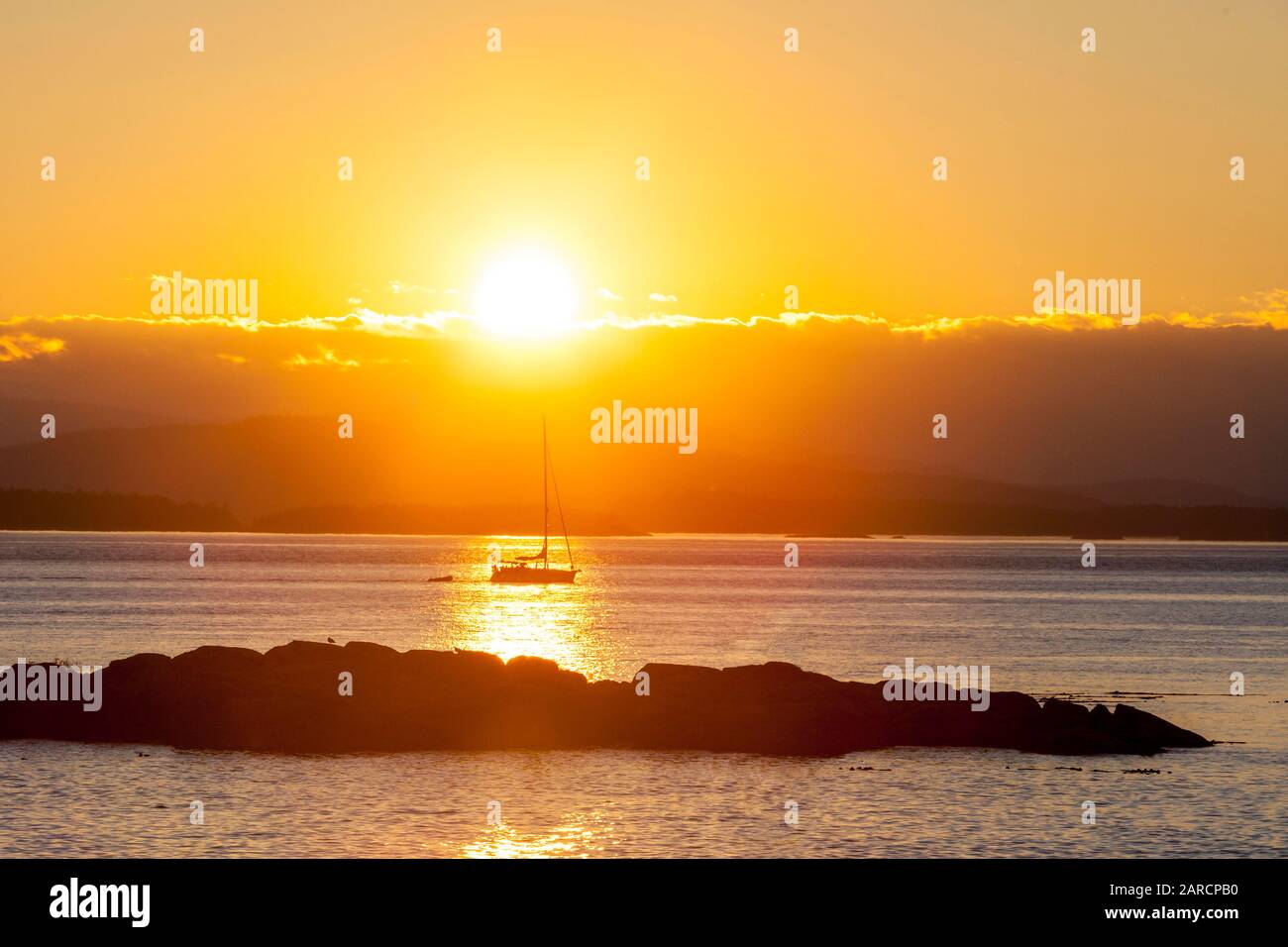 Ein segelboot, das durch die haro Strait zwischen San Juan Island und Vancouver Island führt. Stockfoto