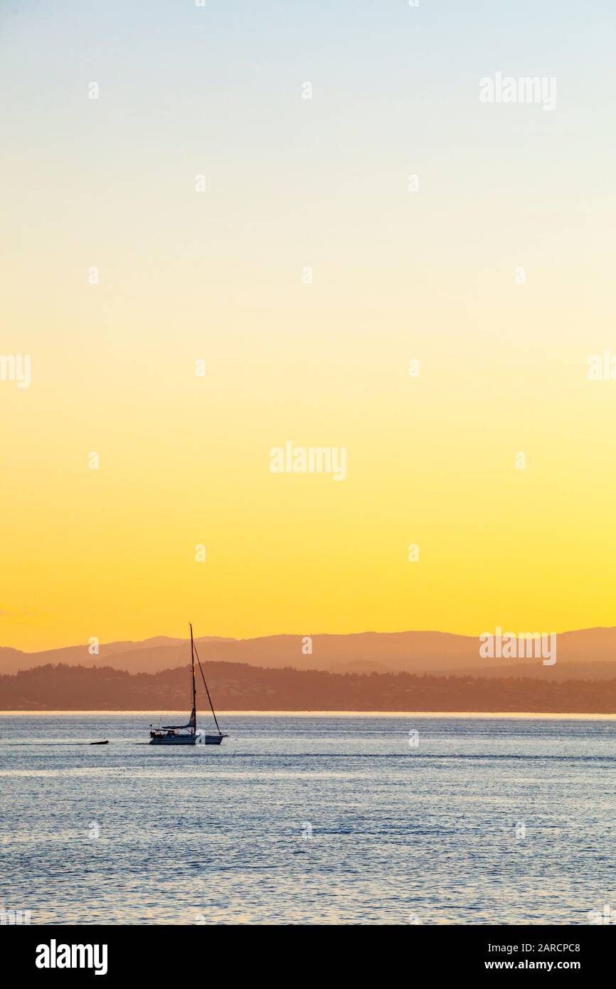 Ein segelboot, das durch die Haro Strait zwischen San Juan Island und Vancouver Island führt. Stockfoto