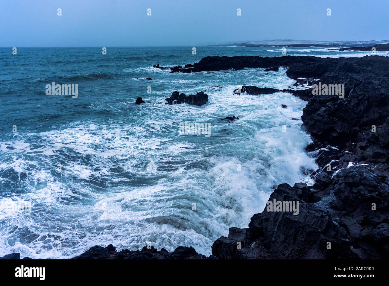Stürmische wilde Wellen an der Küste der Halbinsel reykjanes in Island Stockfoto