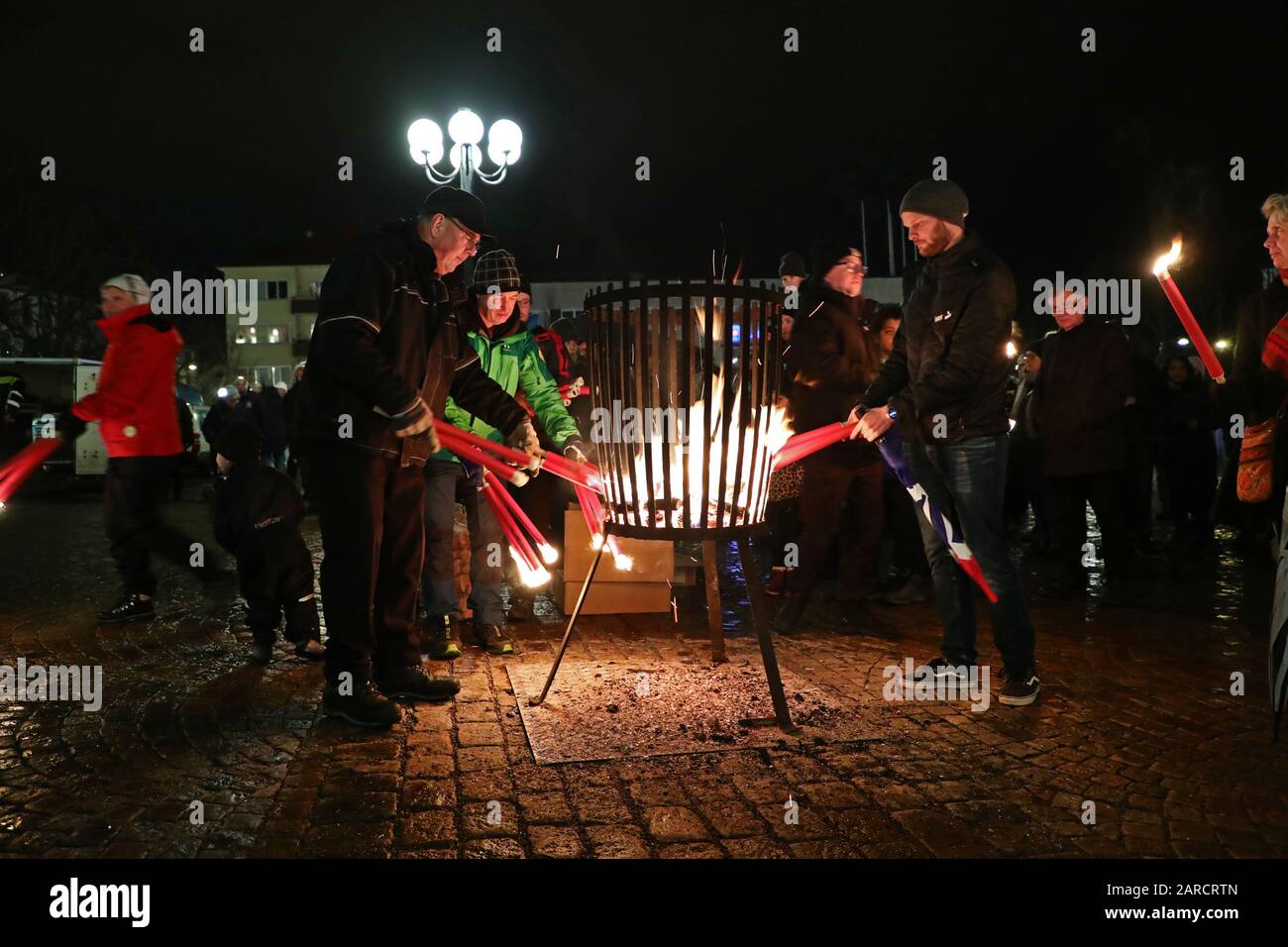 Motala, Schweden 20200127 heute, 27. Januar, ist der Internationale Tag der Holocaust-Erinnerung, an dem sich Menschen auf der ganzen Welt zu einer jährlichen Manifestation versammeln. Auf dem Hauptplatz in Motala nahmen viele Menschen an der Ehrung der Opfer in den NS-Konzentrationslagern Teil. Foto Jeppe Gustafsson Stockfoto