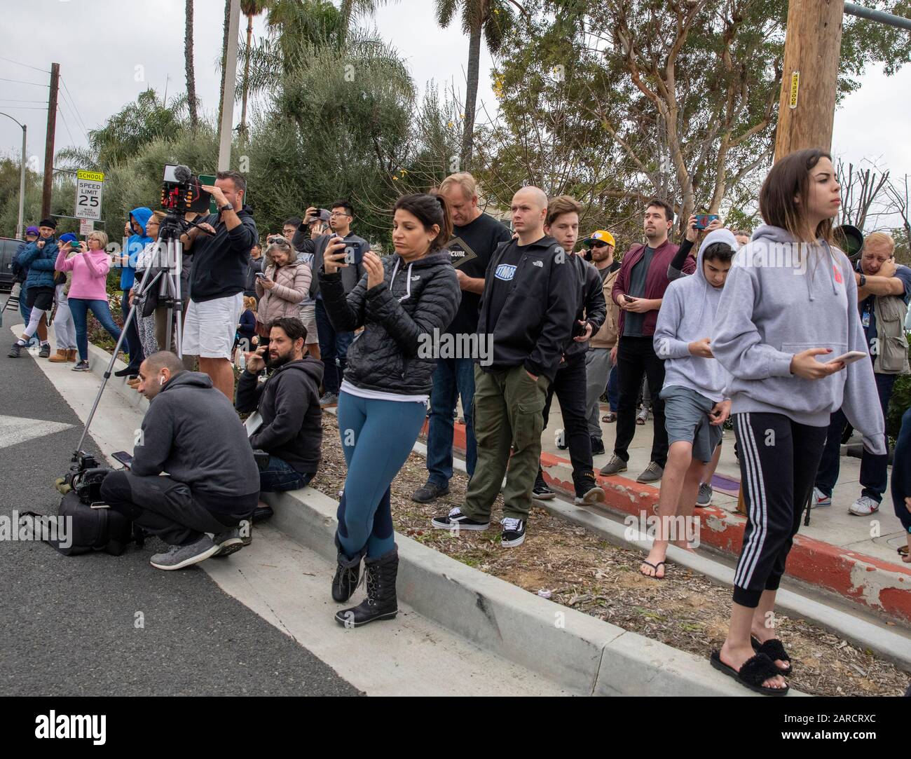 Calabasas, Unbessed States, 26. Januar 2020. Fans versammeln sich vor dem Hubschrauberabsturz auf dem Hügel von Calabasas, Kalifornien Sonntagnachmittag Jauary 26, NBA-Star Kobe Braynt und sein 13-jähriger Kämpfer Gianna waren unter den 9 Menschen, die bei dem Absturz getötet wurden. Credit: Daniel Dreifuss/Alamy Live News Stockfoto
