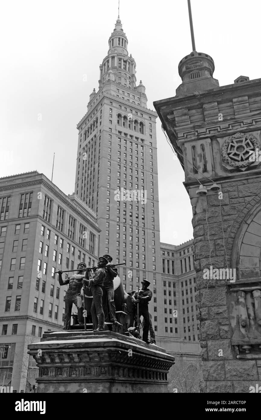 Der Terminal Tower, ein wegweisendes Gebäude, vom Soldiers and Sailors Monument in der Innenstadt von Cleveland, Ohio, USA aus betrachtet. Stockfoto