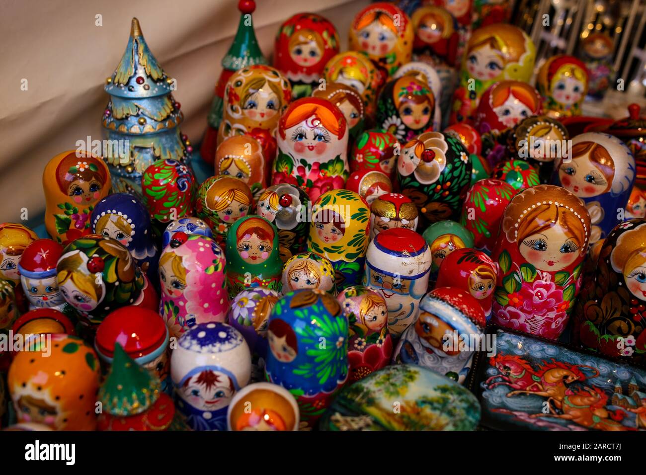 Nahaufnahme von bunten traditionellen Matryoshka-Puppen, Babushka-Puppen, Stapelpuppen, russischen Puppen Stockfoto
