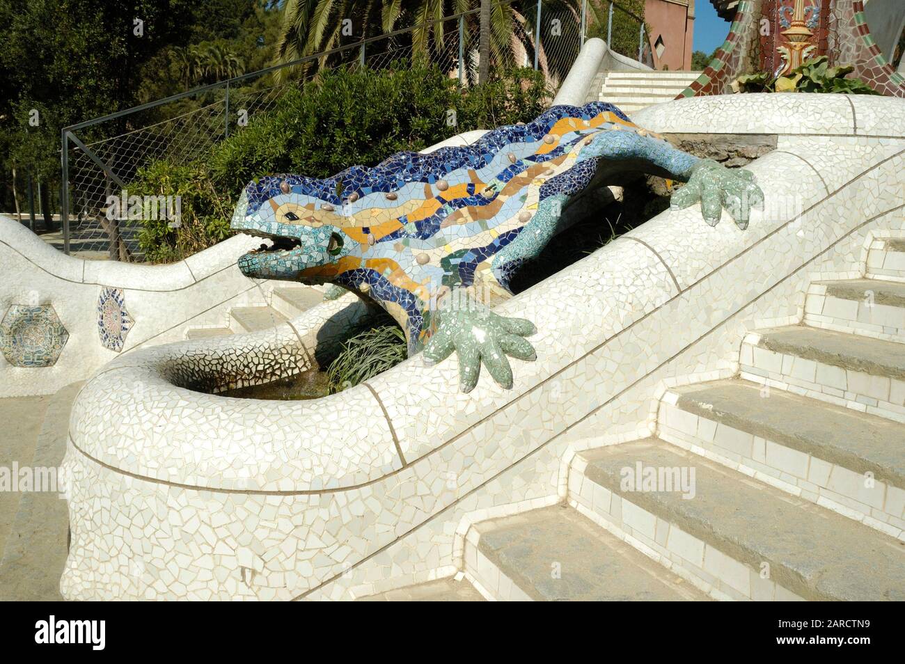 Barcelona, Spanien - 04. Juli 2009: Keramikdrache in der Treppe zum Park Güell, auch bekannt als "el drac". Stockfoto