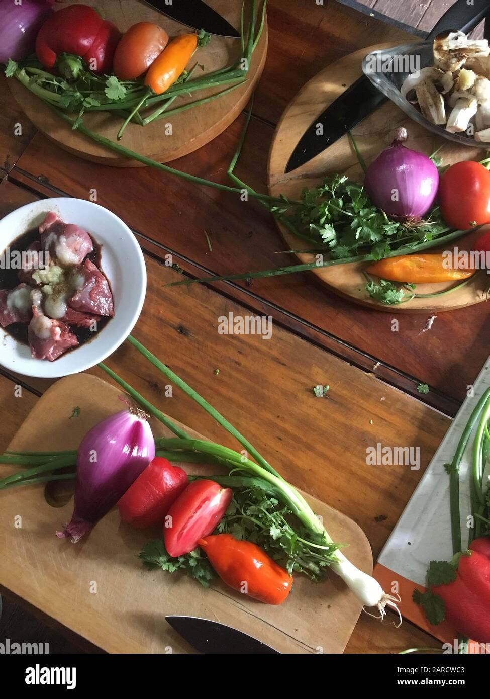 Peruanisches Gericht Lomo saltado - Rinderfilet mit Zwiebel, Chili, Tomaten Stockfoto