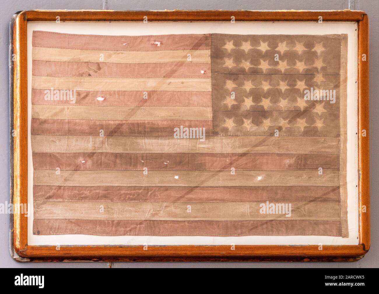 Oahu, Hawaii, USA. - 10. Januar 2020: Pearl Harbor. Ursprüngliche US-Flagge, die während der japanischen Kapitulation auf der USS Missouri verwendet wurde und hinter Glas gerahmt wurde. Stockfoto