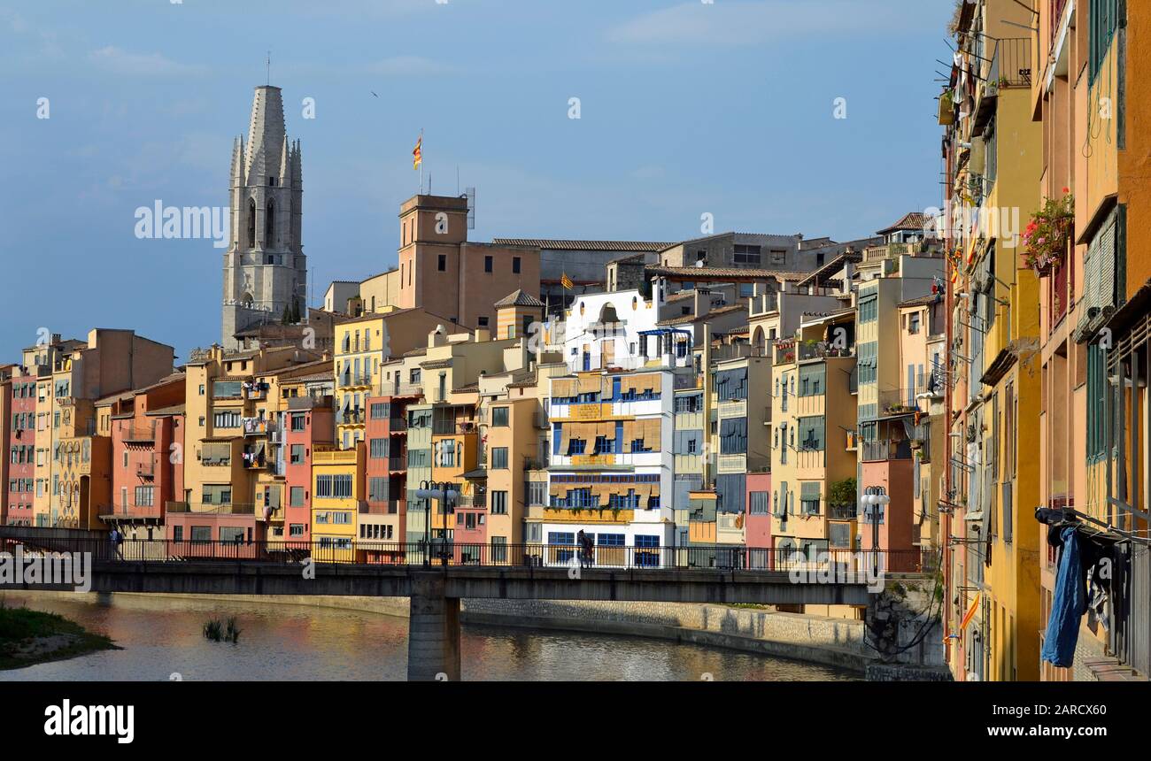 Städtische Umwelt mit Fluss Ter in Spanien Barcelona Europa. Stockfoto