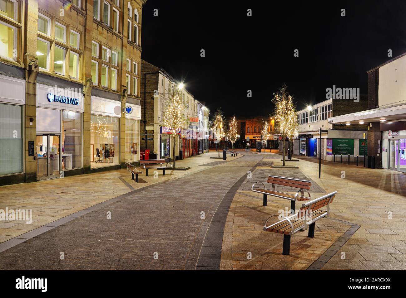 Stadtzentrum von Burnley nach Einbruch der Dunkelheit. Lancashire, England, Großbritannien Stockfoto