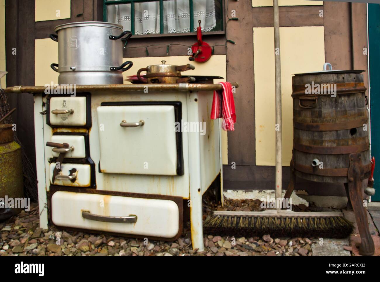 Ein alter Herd aus Metall, Vintage, historisch zum Kochen mit echtem Feuer  Stockfotografie - Alamy