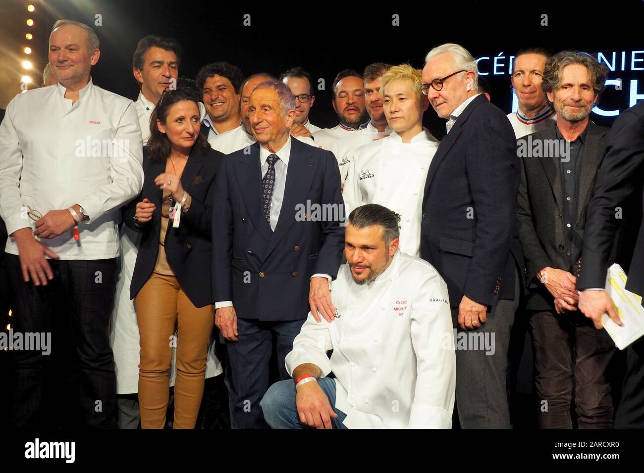 27. Januar 2020, Frankreich, Paris: KEI Kobayashi (hinten, 4. Von rechts), Christopher Coutanceau (hinten, 5. Von rechts) und Glenn Viel (vorne, M), Starköche, stehen zusammen mit Starkoch Alain Ducasse (3. Von rechts) für ein Foto bei der Präsentation des neuen Guide Michelin 2020. Der Restaurantführer Guide Michelin hat drei Top-Restaurants in seiner Heimat Frankreich mit einem dritten Stern ausgezeichnet. Christopher Coutanceau aus der Hafenstadt La Rochelle, bekannt für Fisch- und Meeresfrüchtespezialitäten, stieg in die oberste Liga der französischen Gastronomie auf. Kei Kobayashi aus Paris und Glenn Viel aus 'L'Oustau Stockfoto
