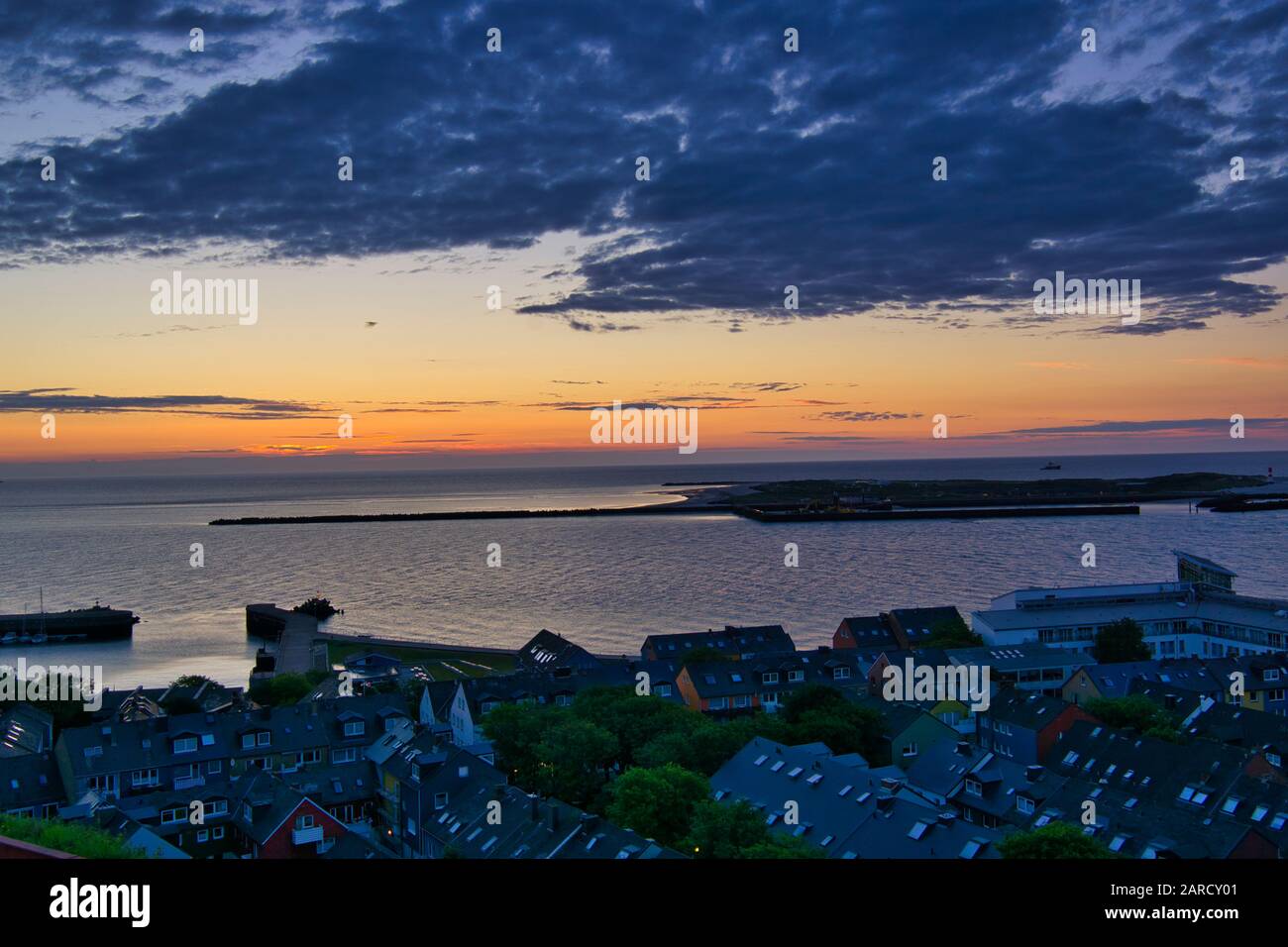 Helgoland - Blick auf die Insel Düne - Sonnenaufgang über dem Meer Stockfoto