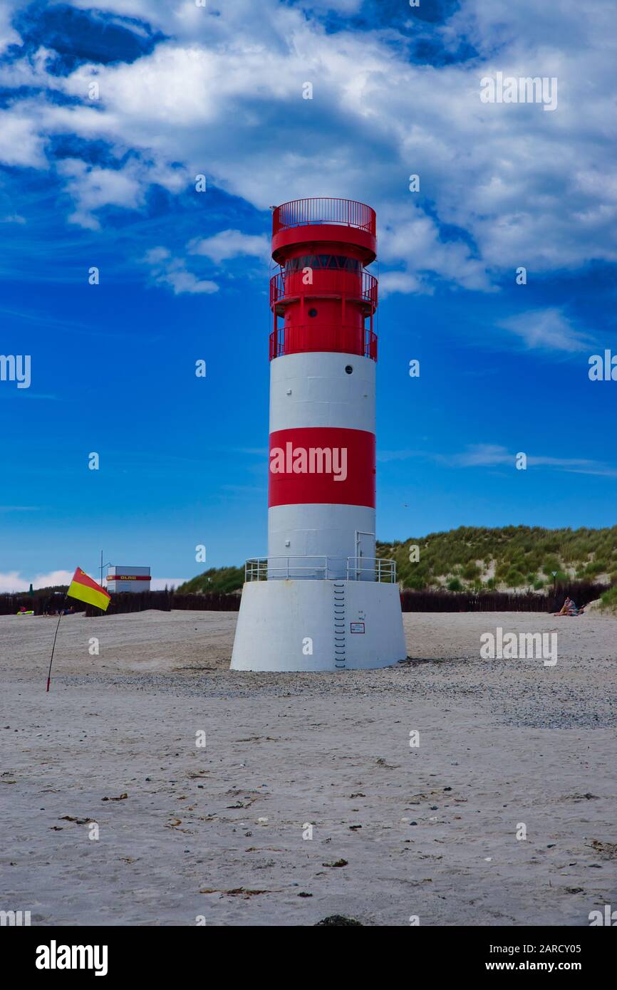 Die roten und weißen kleinen Leuchtturm auf der Insel Düne - Helgoland - Deutschland mit blauem Himmel Stockfoto