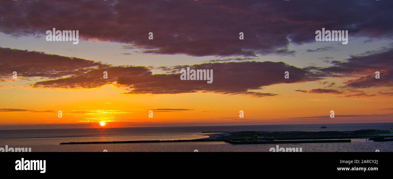 Helgoland - Blick auf die Insel Düne - Sonnenaufgang über dem Meer Stockfoto