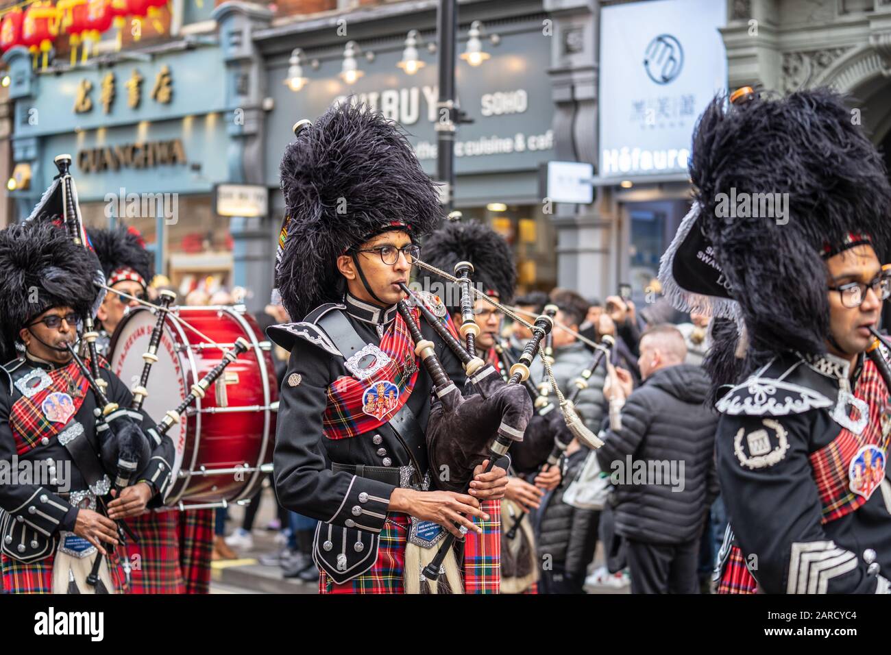 London, 26. Januar 2020. Shree Muktajeevan Swamibapa Pipe Band. Mitglieder der Parade in London Chinatown. Chinesische Neujahrsfeiern Stockfoto