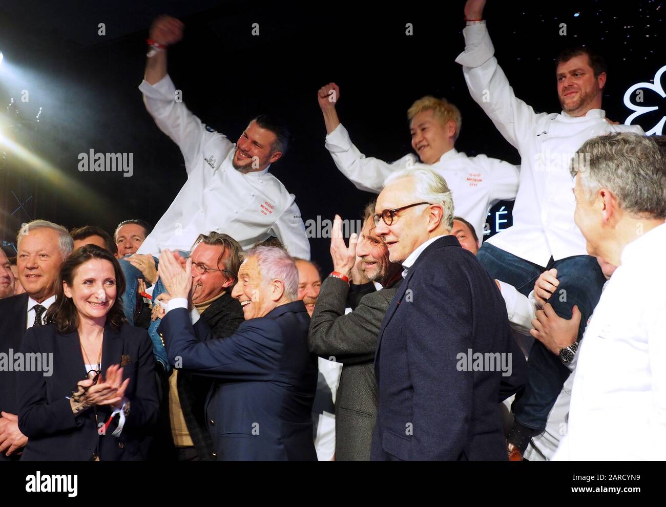 27. Januar 2020, Frankreich, Paris: Glenn Viel, Kei Kobayashi (TOP l-r) und Christopher Coutanceau, Starköche, stehen zusammen für ein Foto bei der Präsentation des neuen Guide Michelin 2020. Der Restaurantführer Guide Michelin hat drei Top-Restaurants in seiner Heimat Frankreich mit einem dritten Stern ausgezeichnet. Christopher Coutanceau aus der Hafenstadt La Rochelle, bekannt für Fisch- und Meeresfrüchtespezialitäten, stieg in die oberste Liga der französischen Gastronomie auf. Den Spitzenpreis erhielten auch Kei Kobayashi aus Paris und Glenn Viel aus 'L'Oustau de Baumaniere' in der Provence in Südfrankreich. Foto: Christian Böhme Stockfoto