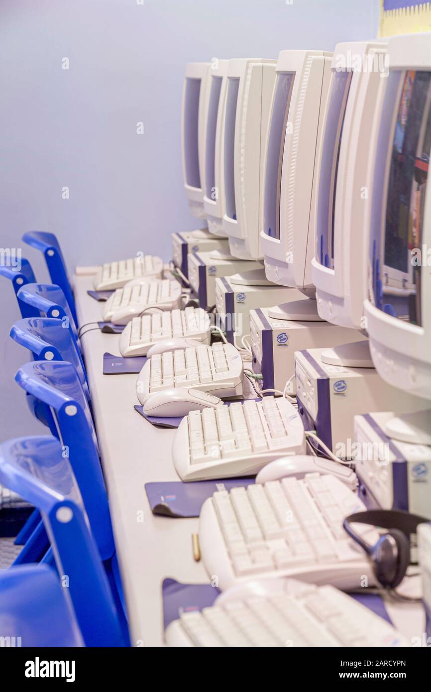 PC-Computer im Retro-Stil im Klassenzimmer Stockfoto