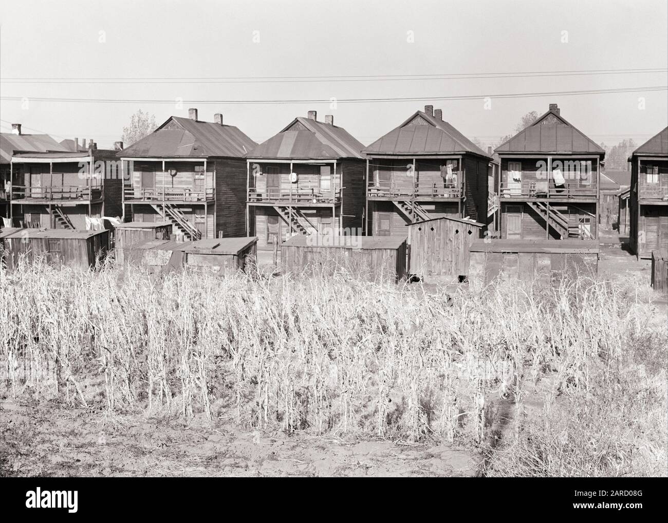 1920ER JAHRE 1930ER JAHRE AFRO-AMERIKANISCHE SIEDLUNG IN DER NÄHE VON STAHLGIESSEREIEN HÄUSER EAST ST. LOUIS ILLINOIS USA - B3796 HAR001 HARS STRUKTUREN FIRMA RESIDENZ BENACHTEILIGTE GEBÄUDE ISOLIERUNG MAISFELD GHETTO ILLINOIS RESIDENCES SLUM ZWEISTÖCKIG SCHWARZ UND WEISS HAR001 ALTMODISCH EINSCHRÄNKEN AFROAMERIKANISCHE AMERIKANER Stockfoto