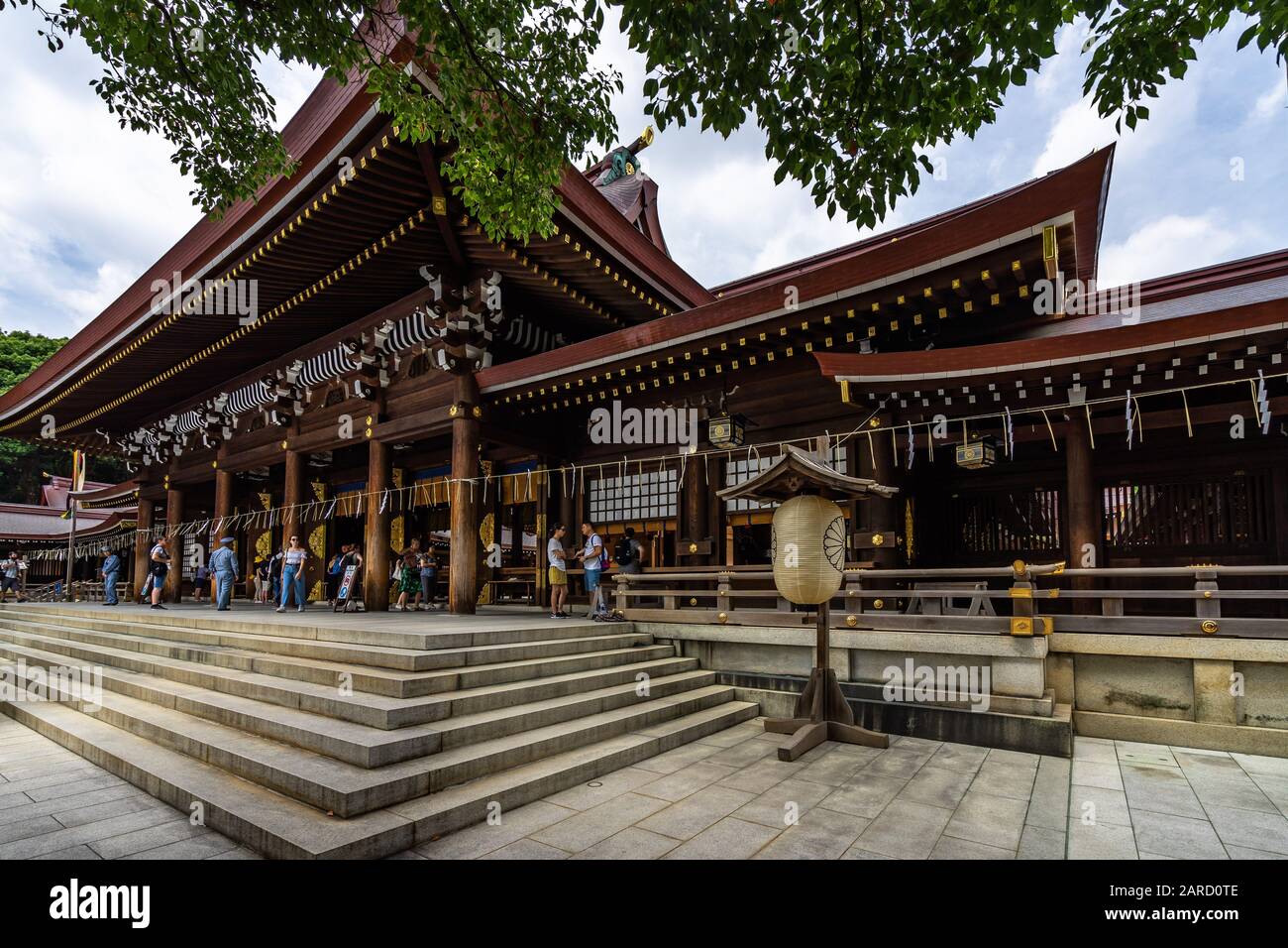 Außenansicht des Meiji-Jingu-Schreins, am meistbesuchten Shinto-Schrein Tokios. Tokio, Japan, August 2019 Stockfoto