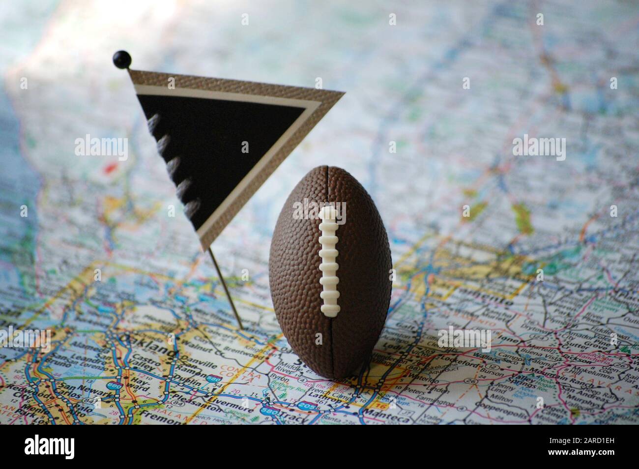 Eine Karte von Oakland, Kalifornien, die mit einem Flaggenstift und einem Fußball gekennzeichnet ist. Stockfoto