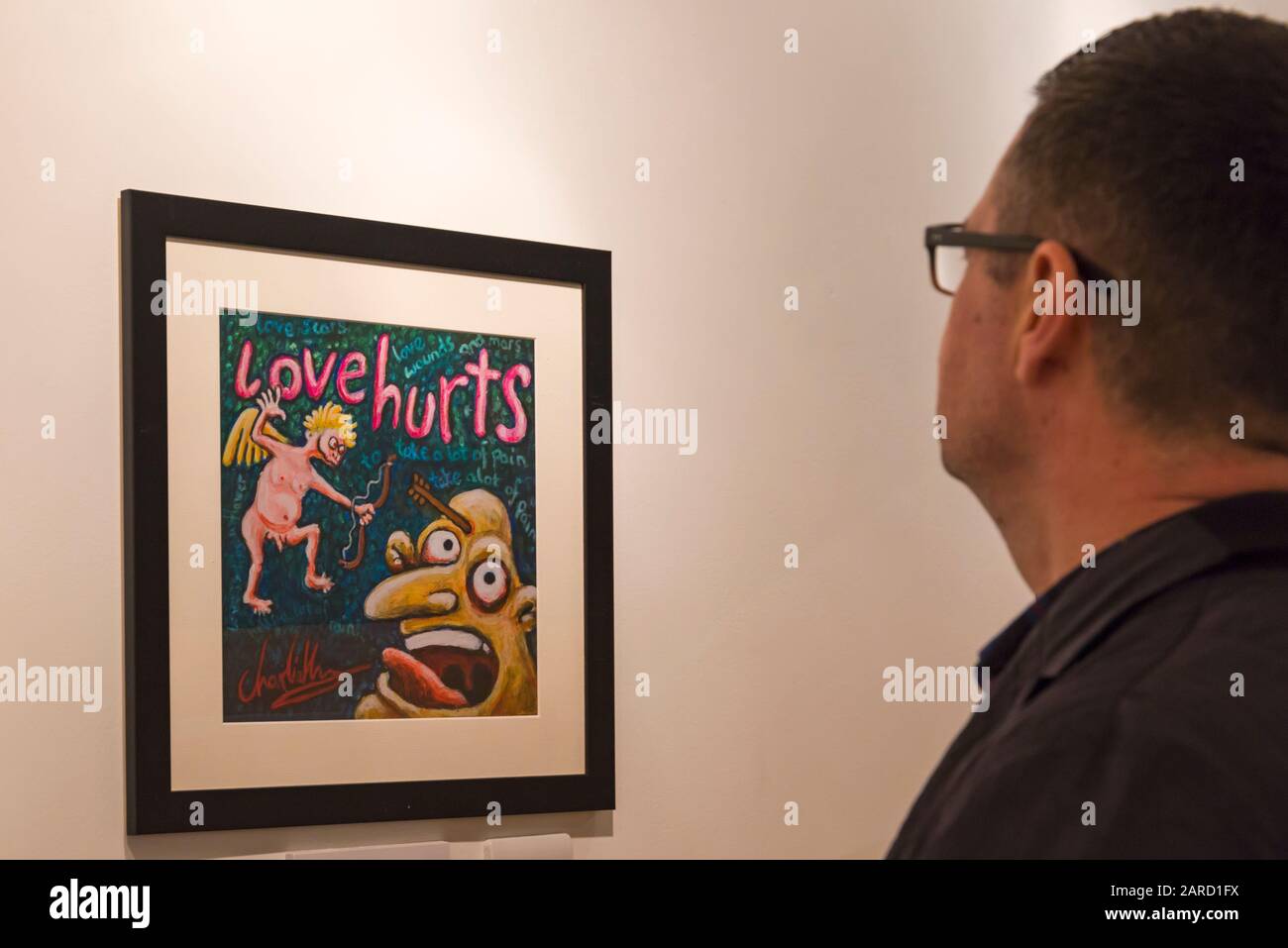 Christchurch, Bournemouth, Großbritannien. Januar 2020. Die Kunst in einer Box II zeigt Originalgemälde auf 8"2 großen Leinwänden, die von berühmten Figuren mit Materialien gemalt wurden, die in einer maßgeschneiderten Kunstbox zum Thema "Fackelliege" inspirierende Songs geliefert wurden. Die Ausstellung der Drucke, die in der Hatch Gallery in Christchurch ausgestellt wurden, wird bis 1. Februar mit privater Besichtigung an diesem Abend vor einer Ausstellung der Originalgemälde in London vom 10. Bis 23. Februar gezeigt. Die Gemälde werden anschließend mit Erträgen verkauft, um SICH ZU BERUHIGEN und Für Kurze Zeit Zusammen zu arbeiten. Bild: Charles Higson - Liebe Tut Weh. Credit: Carolyn Jenkins/Alamy Live News Stockfoto