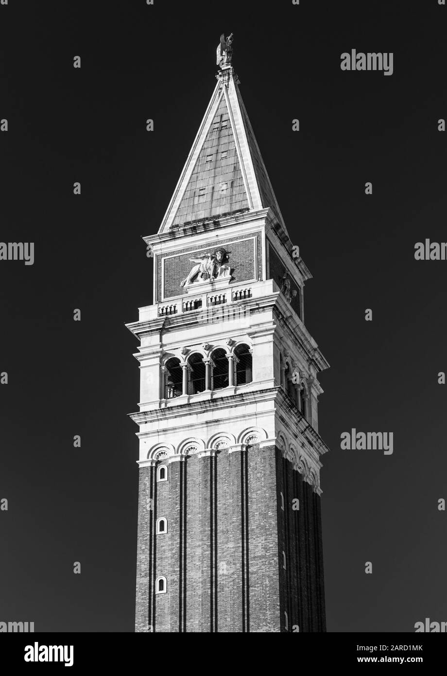 Schwarz-weiß Foto der Glockenturm, St Mark's Basilika in Venedig, beliebte Sehenswürdigkeit, Italien Stockfoto