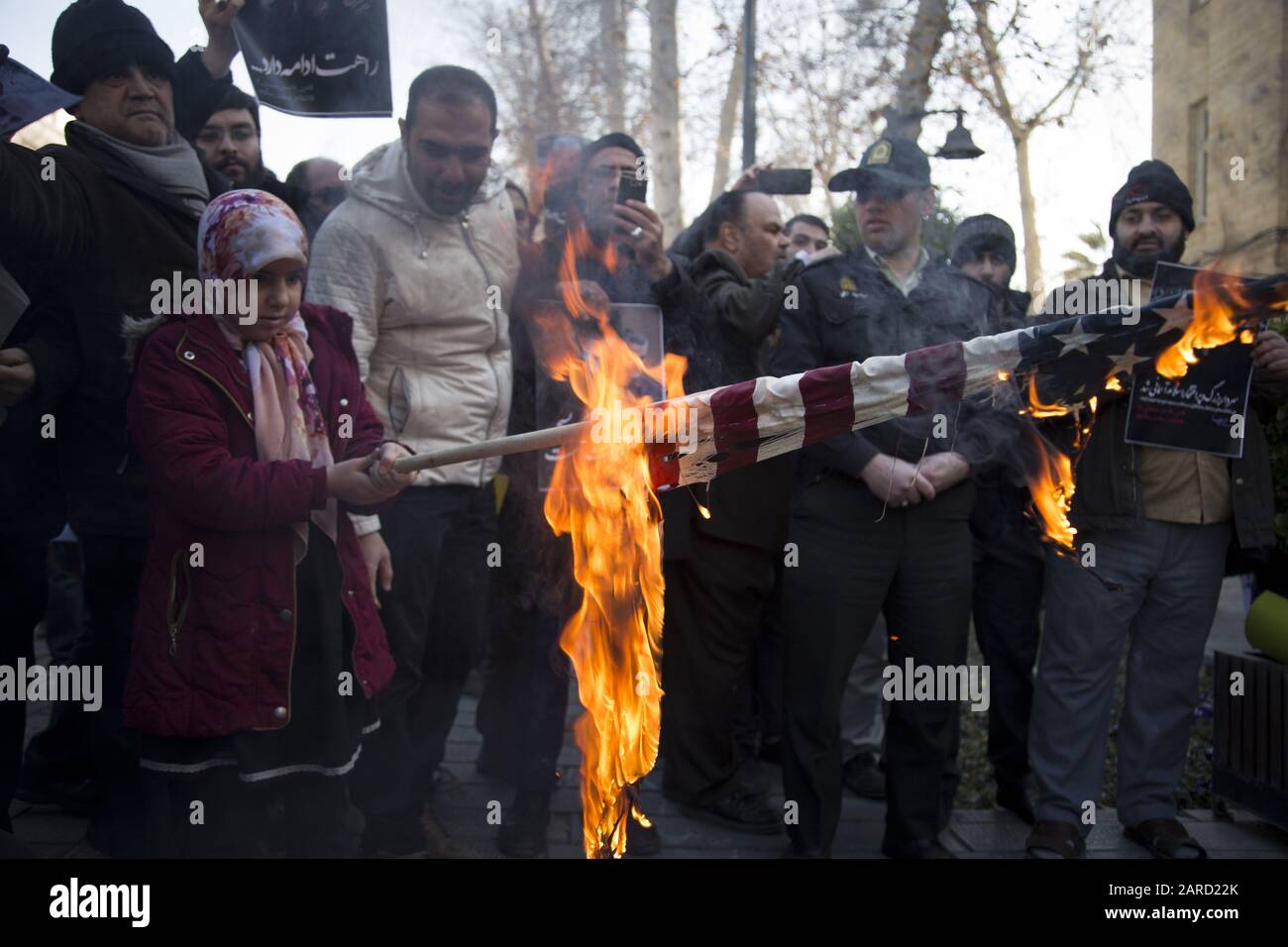 Teheran, Iran. Januar 2020. Iranische Hardliner versammeln sich vor dem Außenministerium in der Innenstadt Teherans, um gegen Außenminister Mohammad-Javad Zarif zu protestieren und die Bemerkungen, die er über die Möglichkeit von Gesprächen mit den Vereinigten Staaten in einem Interview mit dem Spiegel am 24. Januar machte. Die Demonstranten skandierten Slogans gegen Zarif, die Vereinigten Staaten, Israel und Großbritannien und nannten den Außenminister einen Opportunisten, einen Mitstreiter und forderten, von seinem Amt zurückzutreten. Kredit: Zuma Press, Inc./Alamy Live News Stockfoto