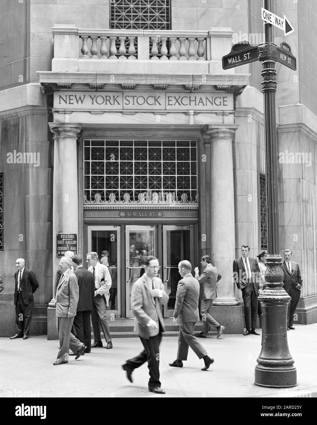 1960ER JAHRE WALL STREET BUSINESSES IN SUITS WALKING PAST EINGANG ZU NEW  YORK CITY STOCK EXCHANGE BUILDING NYC NY USA - R19781 HAR001 HARS  FULL-LENGTH PERSONS UNITED STATES OF AMERICA MÄNNER RISKIEREN