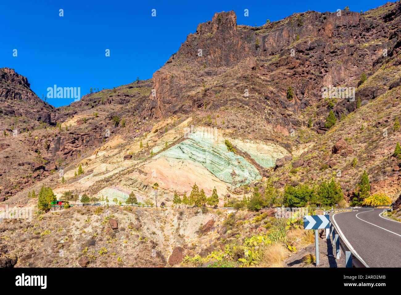Fuente de Los Azulejos Rock Formation auf Gran Canaria, Kanarische Inseln, Spanien. Die bunten Felsen sind ein Nebeneffekt hydromagmatischer Eruptionen. Stockfoto