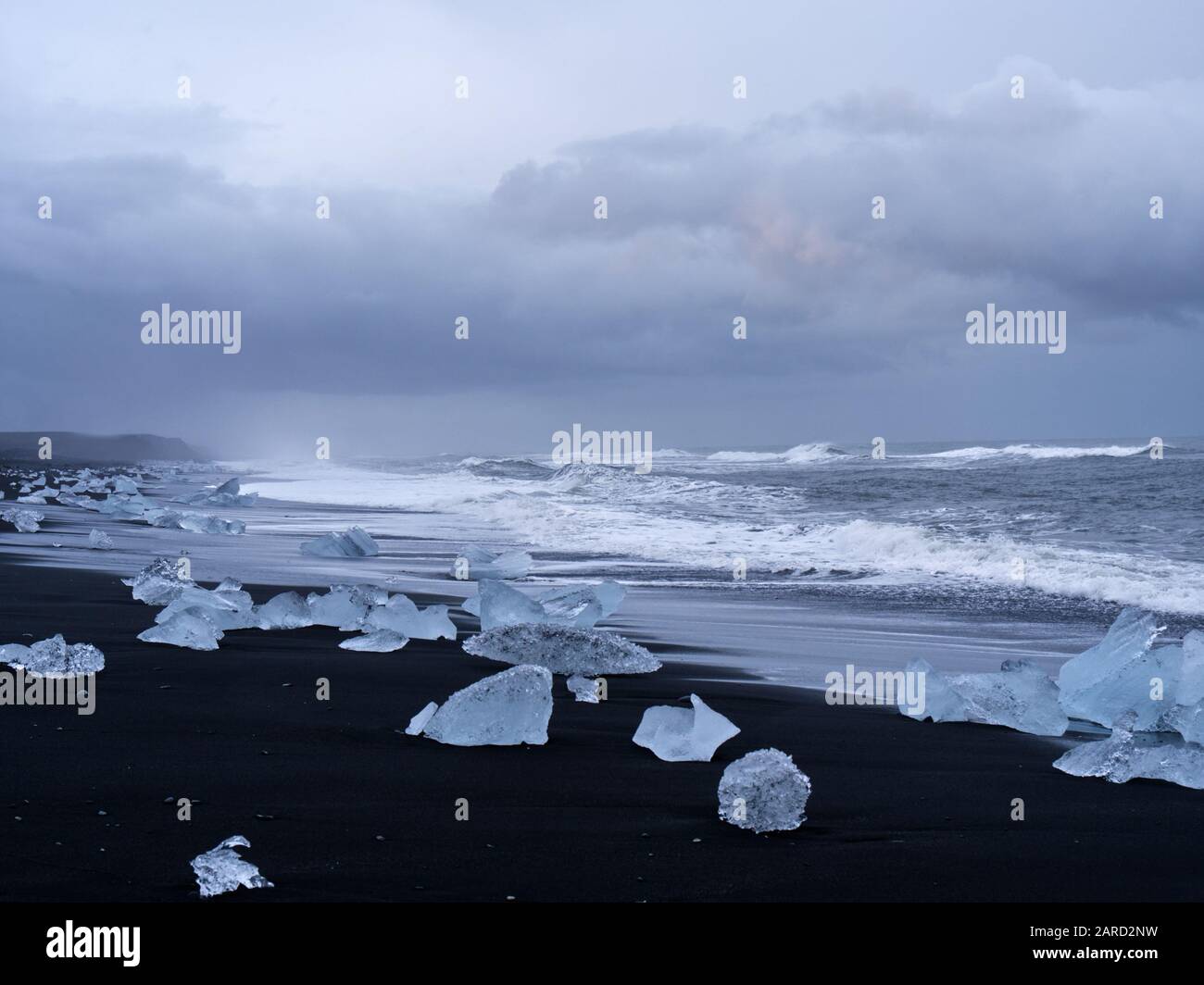 Der Diamond Beach in Jökulsálón auf der Insel. The schwarze Sand bildet einen atemberaubenden Kontrast zu den weißen Eiskristallen. Stockfoto