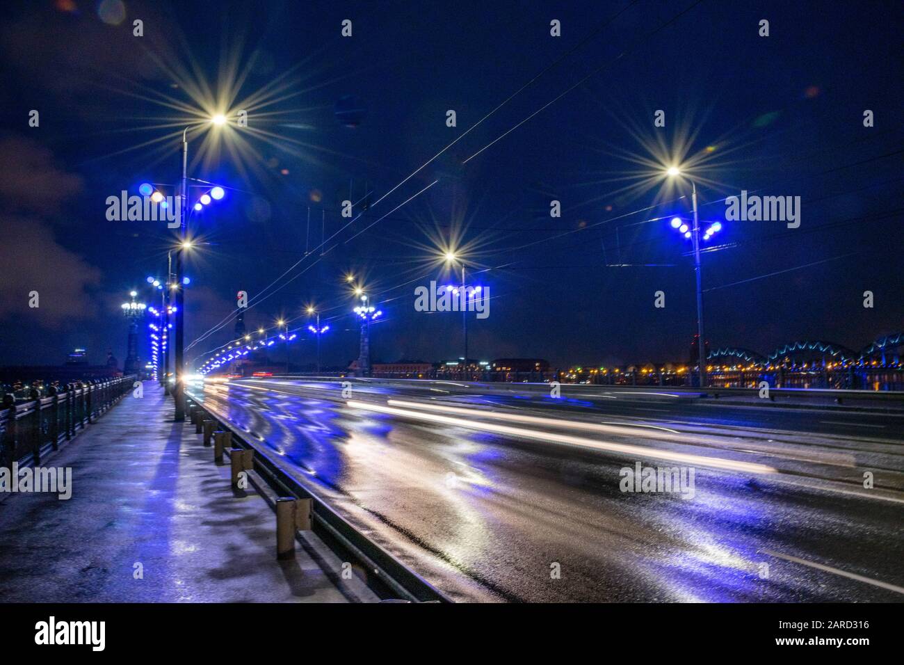 Blick auf die Steinbrücke bei Nacht in Riga, Lettland Stockfoto