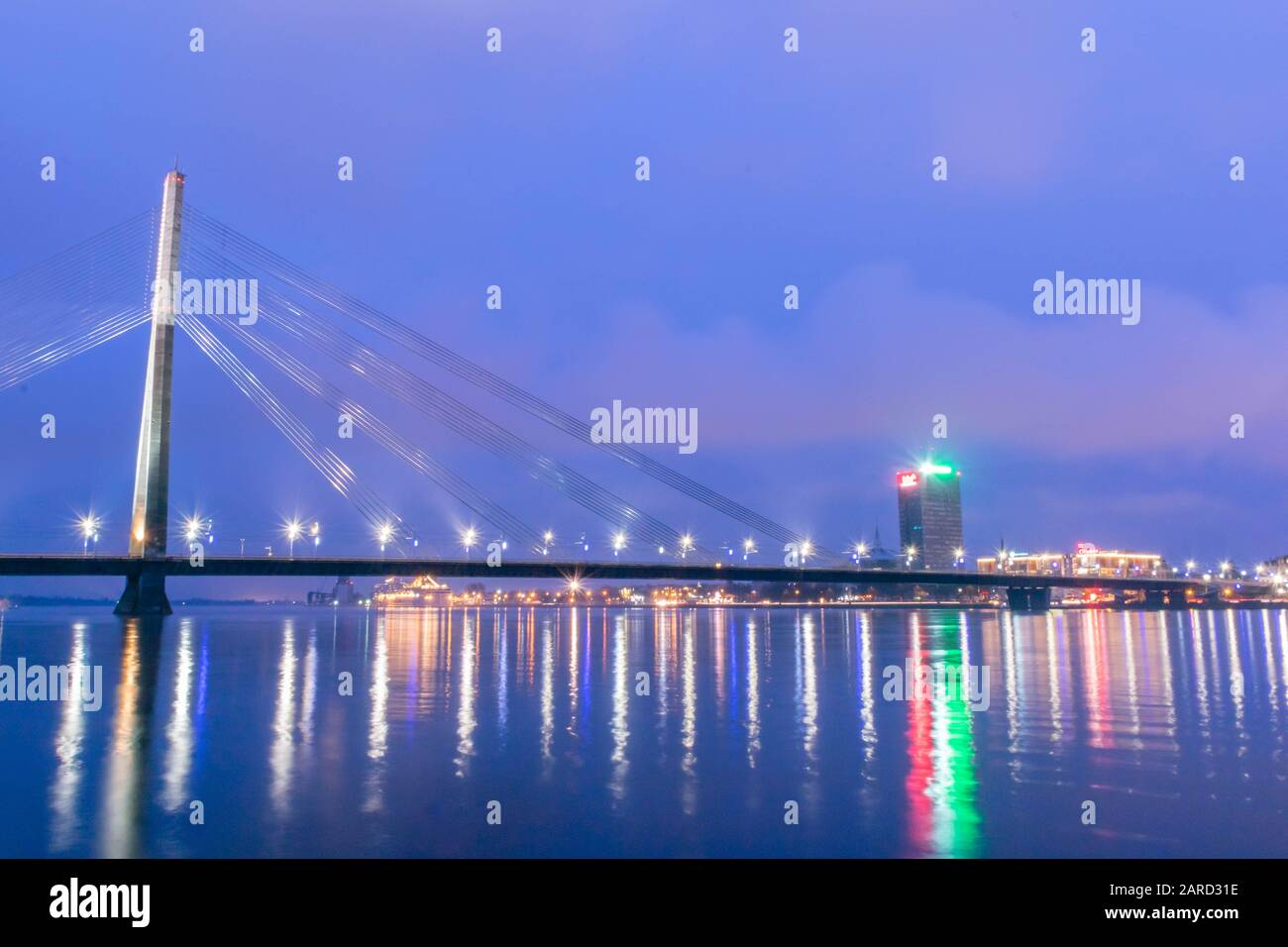 Blick auf die Brücke mit Kabelgebeteten in Riga, Lettland Stockfoto