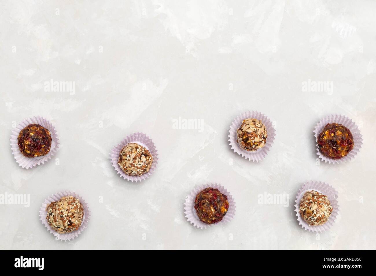 Blick auf hausgemachte Naturkugeln mit getrockneten Früchten Stockfoto