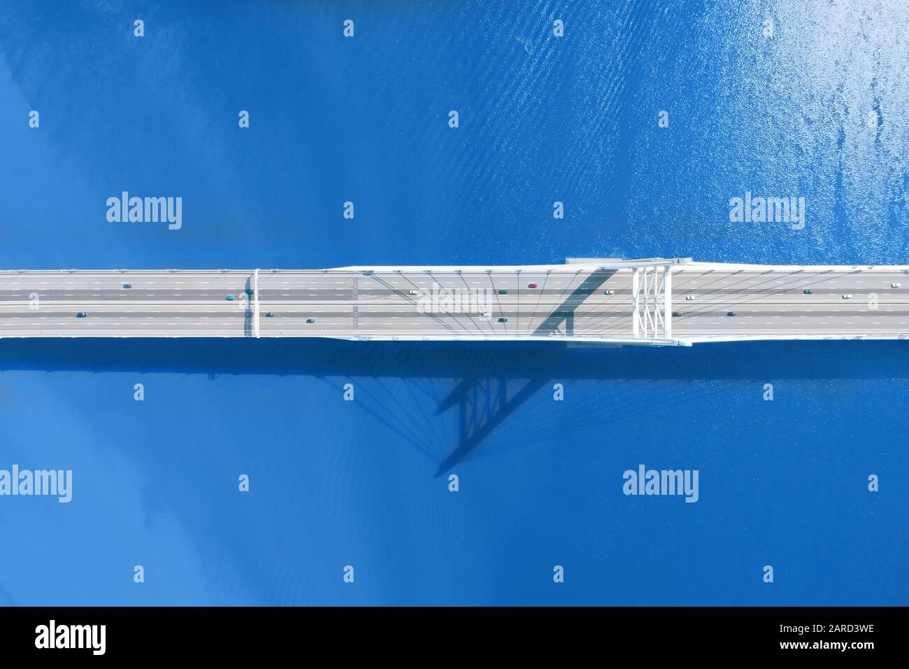 Lange Brücke über großen Fluss oder Meeresantenne mit langem Schatten Stockfoto