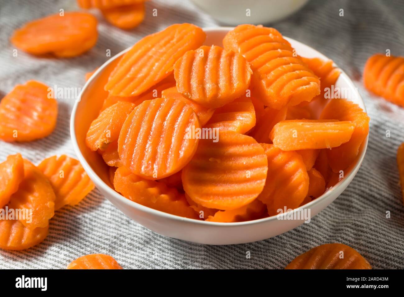 Rohe Orange Organic Karotten Chips In Scheiben Geschnitten Stockfoto