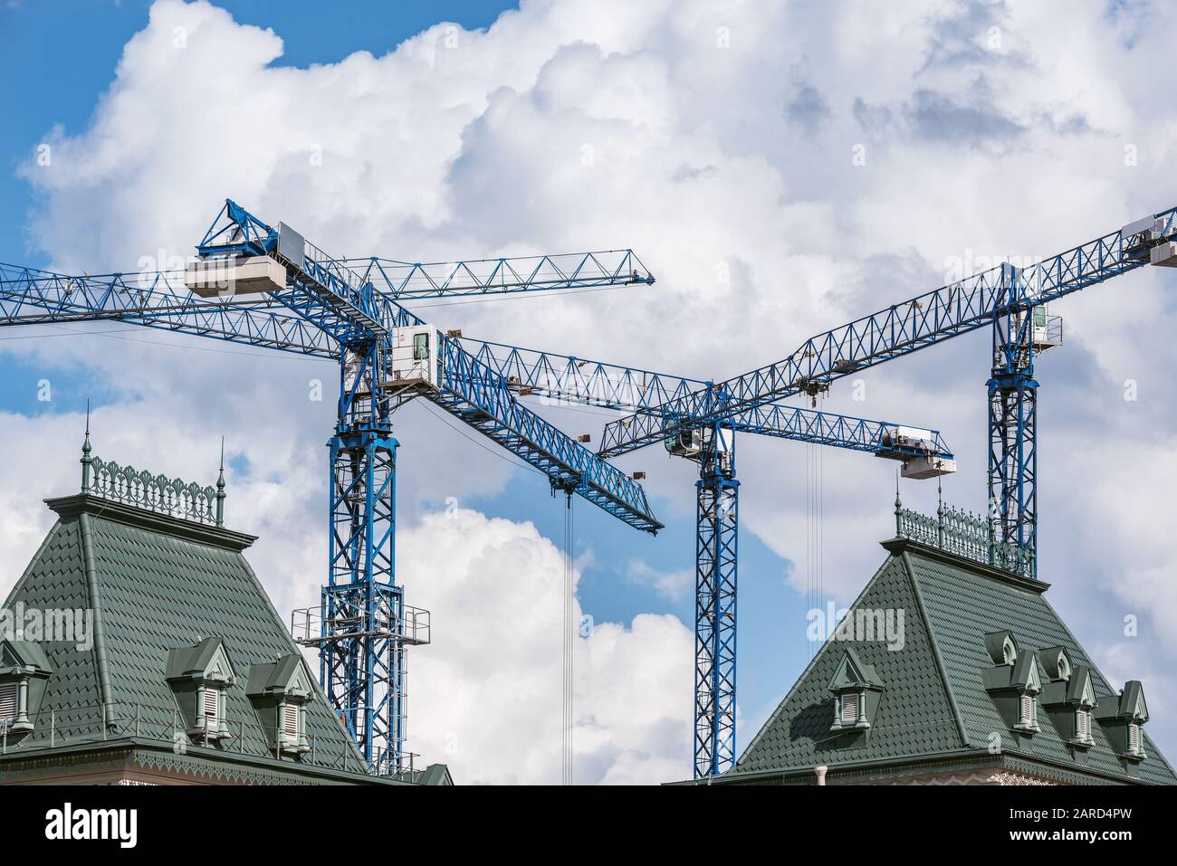 Baukräne über dem Dach. Stockfoto