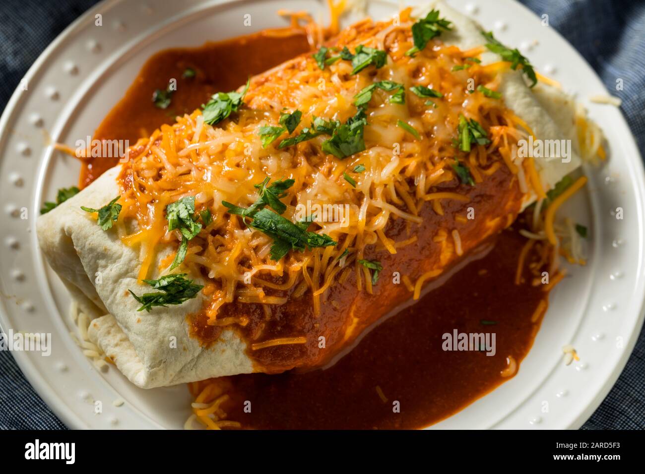 Hausgemachter Würziger, Rauchender Beef Burrito mit Bohnen und Cilantro Stockfoto