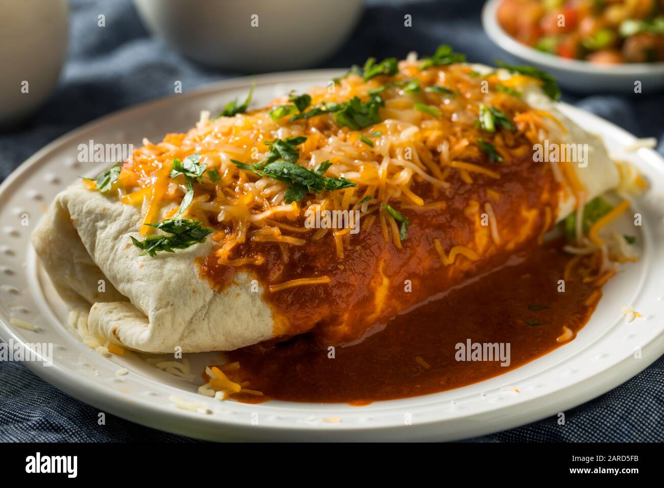 Hausgemachter Würziger, Rauchender Beef Burrito mit Bohnen und Cilantro Stockfoto