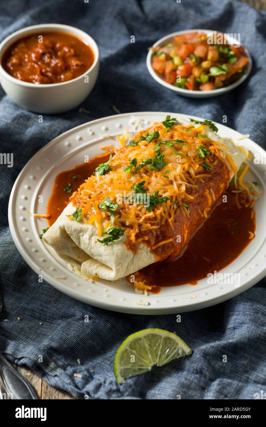 Hausgemachter Würziger, Rauchender Beef Burrito mit Bohnen und Cilantro Stockfoto