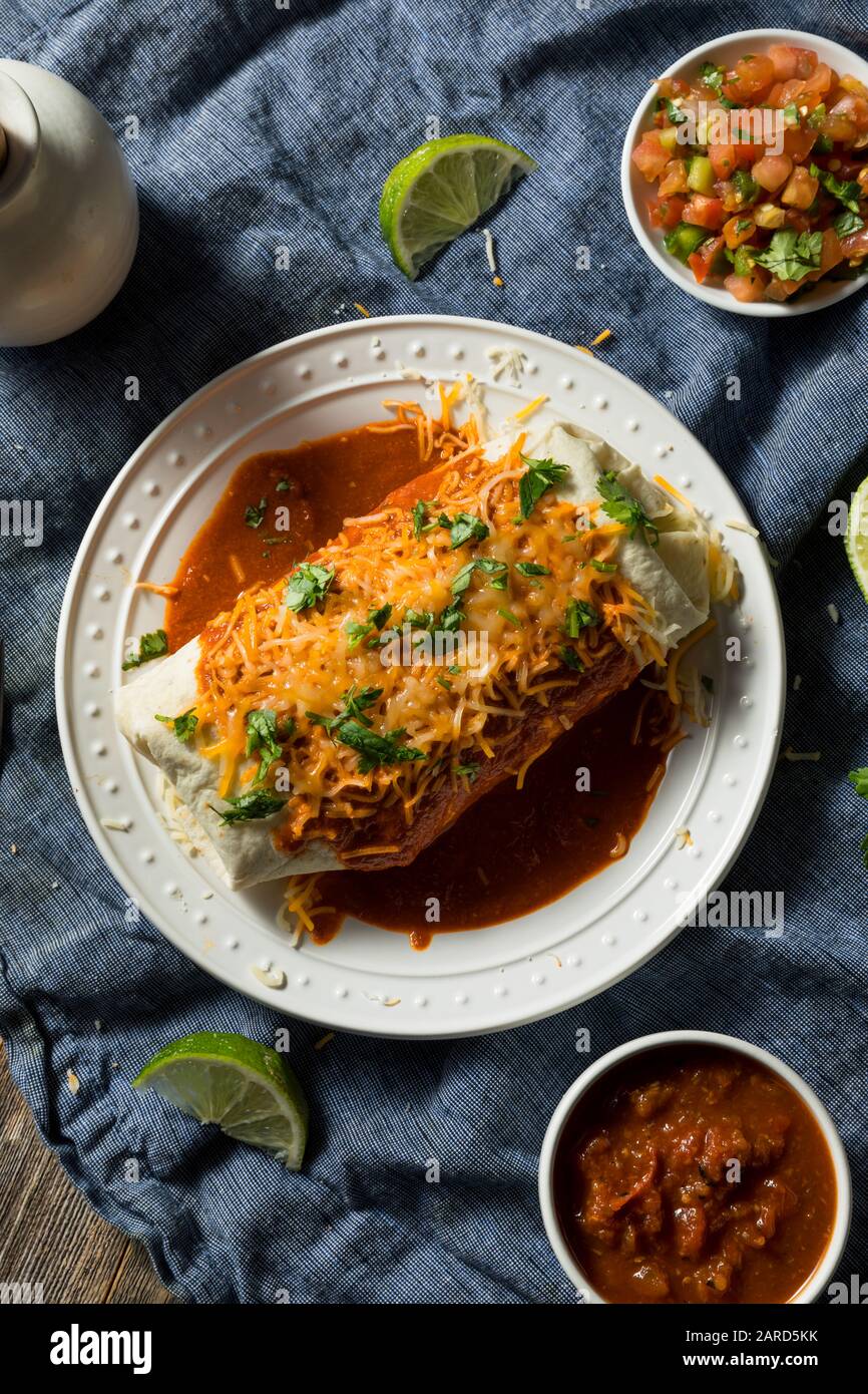 Hausgemachter Würziger, Rauchender Beef Burrito mit Bohnen und Cilantro Stockfoto
