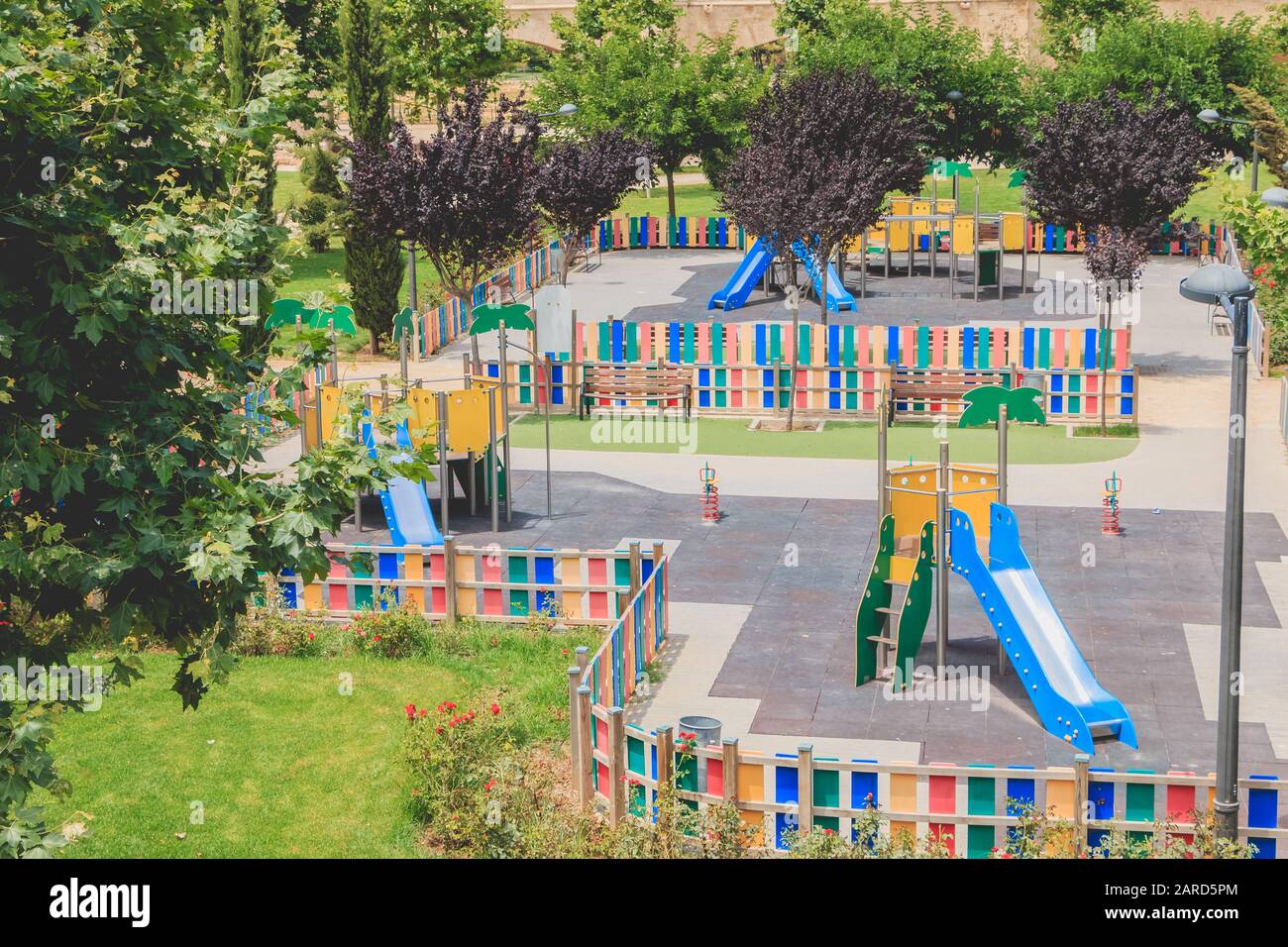 Valencia, Spanien - 16. Juni 2017: Blick auf einen Kinderpark mit seinen Spielen und Rutschen in der Innenstadt an einem Sommertag Stockfoto