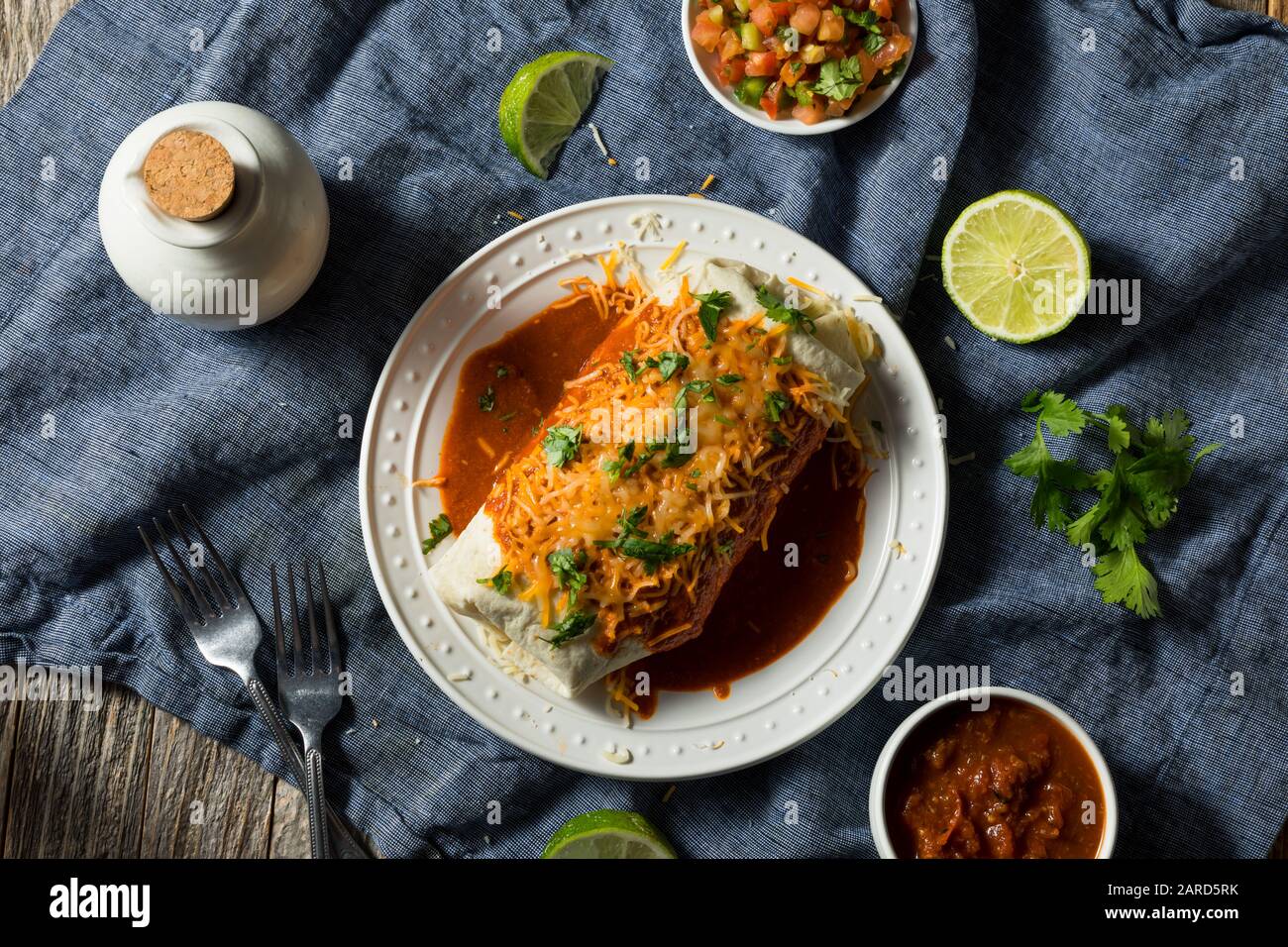 Hausgemachter Würziger, Rauchender Beef Burrito mit Bohnen und Cilantro Stockfoto