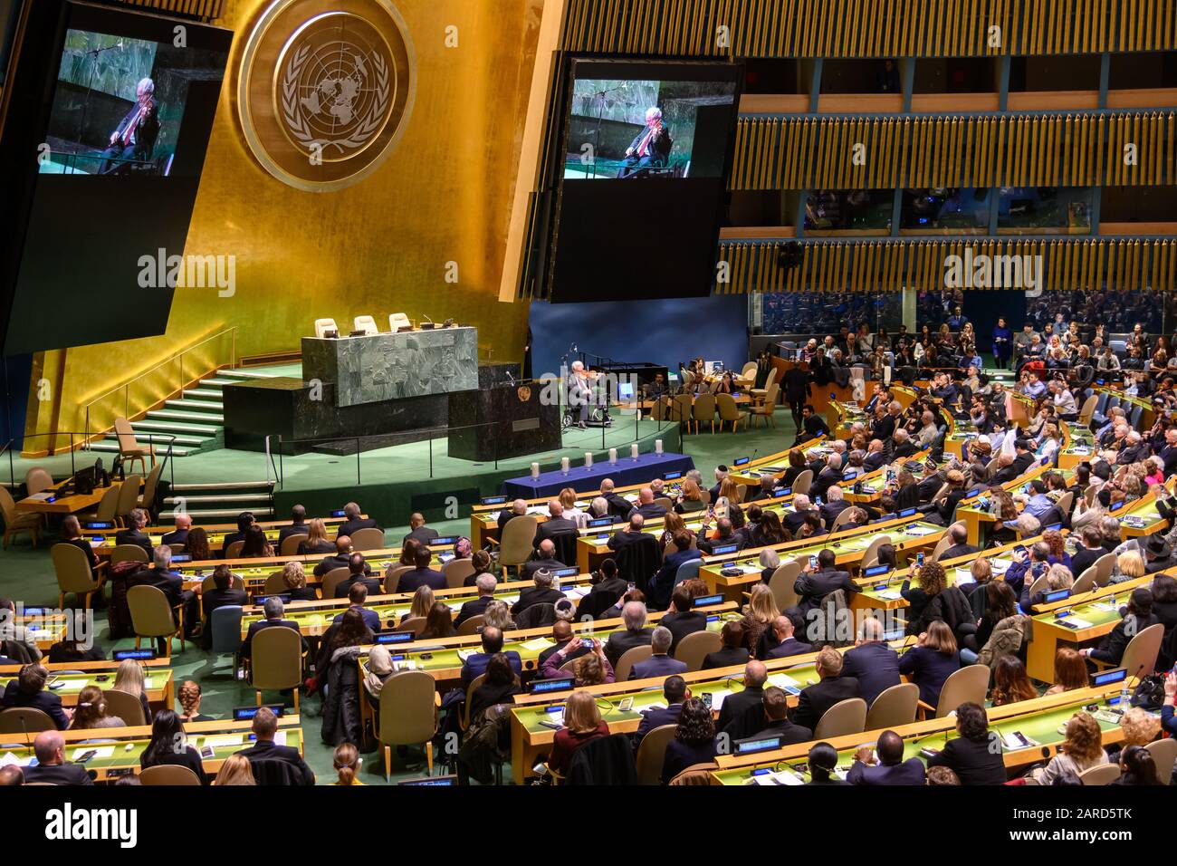 New York, USA. Januar 2020. Der Geiger Itzhak Perlman tritt am 75. Jahrestag der Befreiung von Auschwitz, Credit: Enrique Shore/Alamy Live News, von seinem Rollstuhl auf einer Zeremonie der Vereinten Nationen auf, die den Internationalen Tag des Gedenkens an Die Opfer des Holocaust markiert Stockfoto