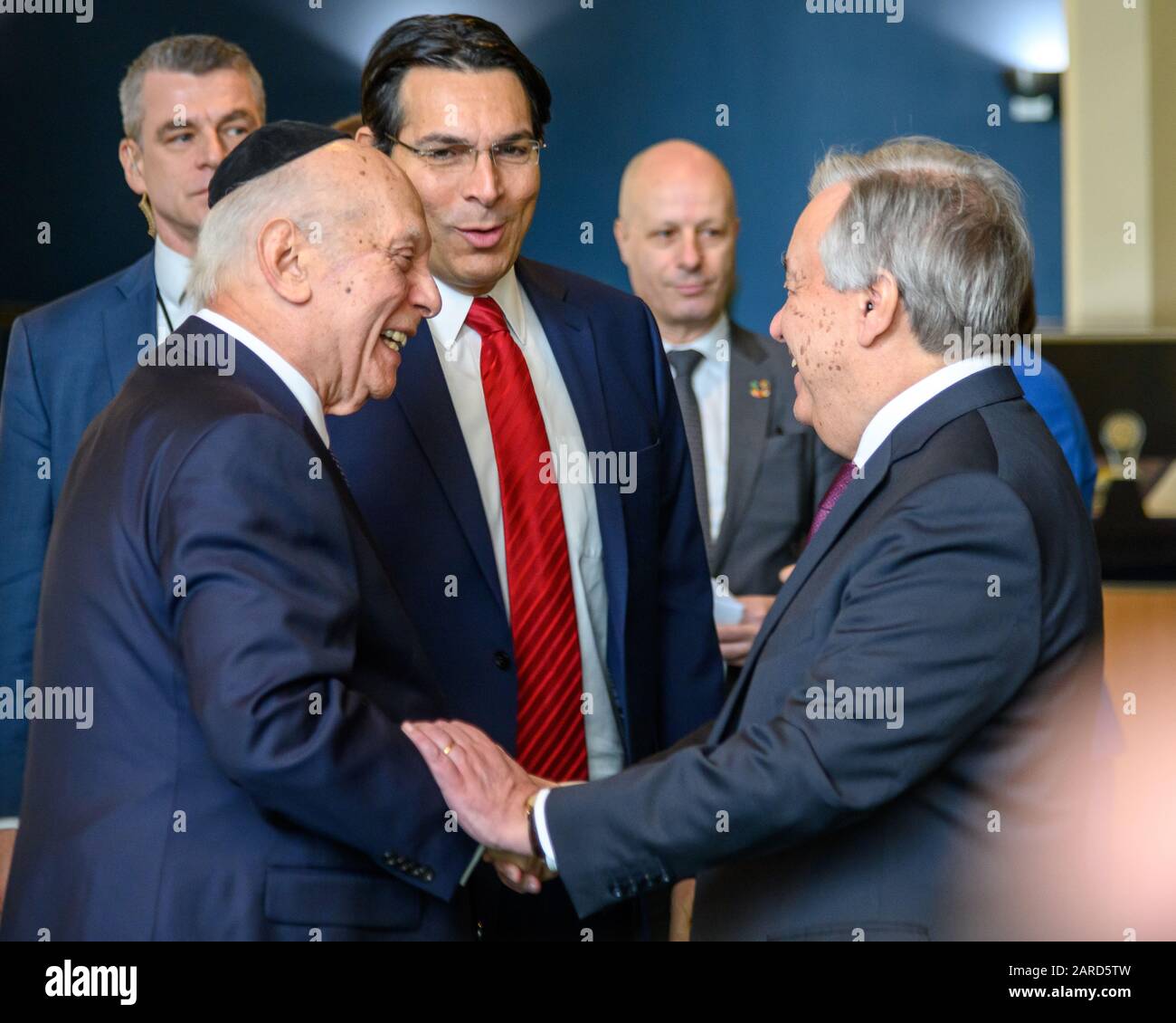 New York, USA. Januar 2020. UN-Generalsekretär António Guterres (R) begrüßt Rabbi Arthur Schneier, Oberrabbiner an der Park East Synagogengemeinde vor Danny Danon, Ständiger Vertreter Israels bei den Vereinten Nationen, bevor er am 75. Jahrestag der Befreiung von Auschwitz am Internationalen Tag des Gedenkens an Die Opfer des Holocaust teilnahm. Kredit: Enrique Shore/Alamy Live News Stockfoto