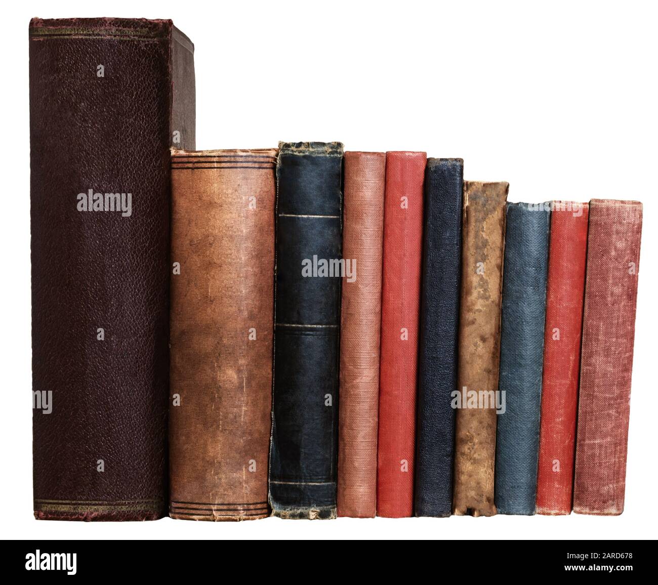 Eine Reihe alter Bücher in verschiedenen Farben und Größen, isoliert auf weißem Hintergrund. Leere Stacheln, die auf Augenhöhe dem Betrachter zugewandt sind. Stockfoto