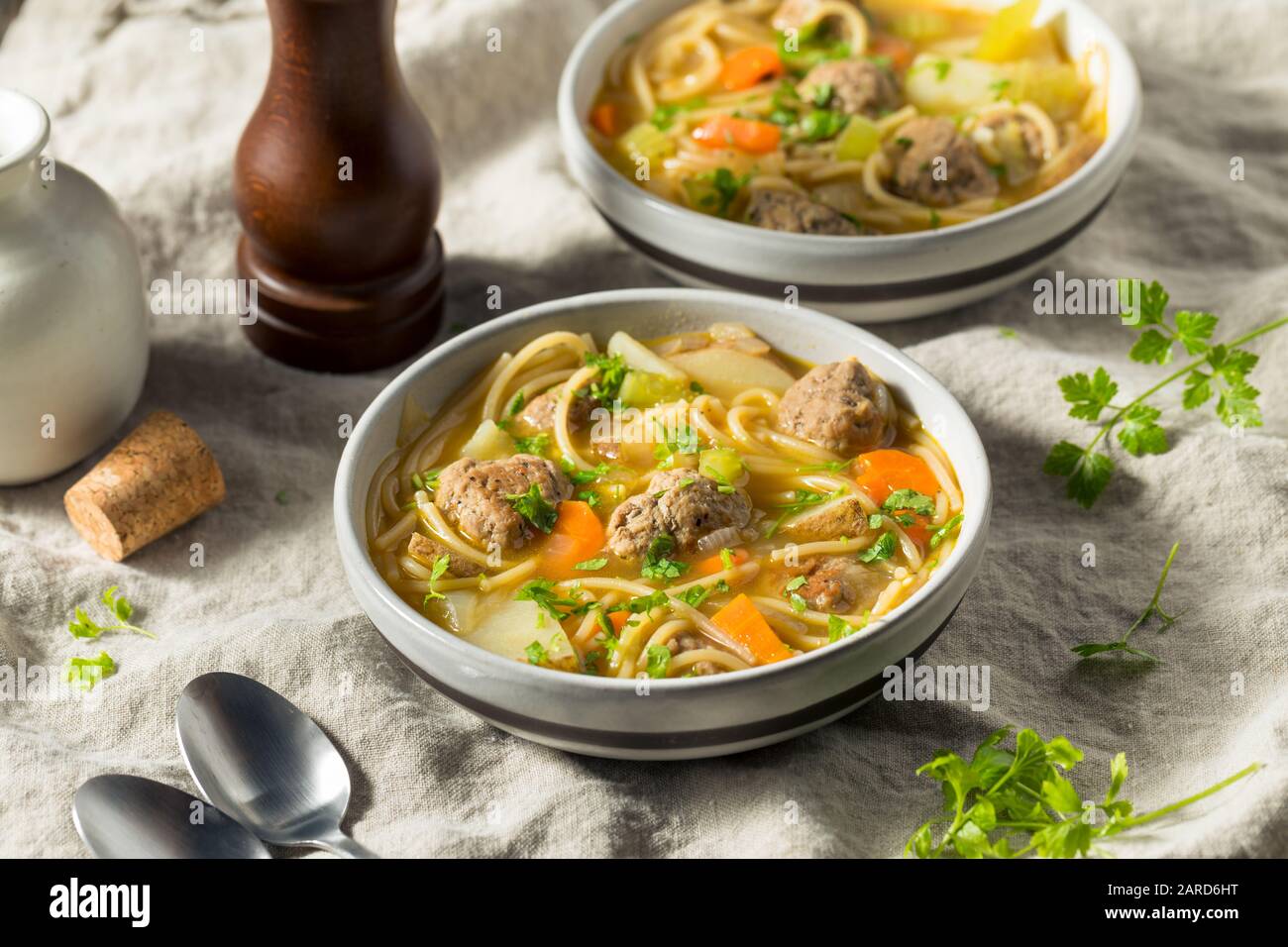 Hausgemachte Sopa a La Minuta Meatballsuppe mit Kartoffeln und Nudeln Stockfoto