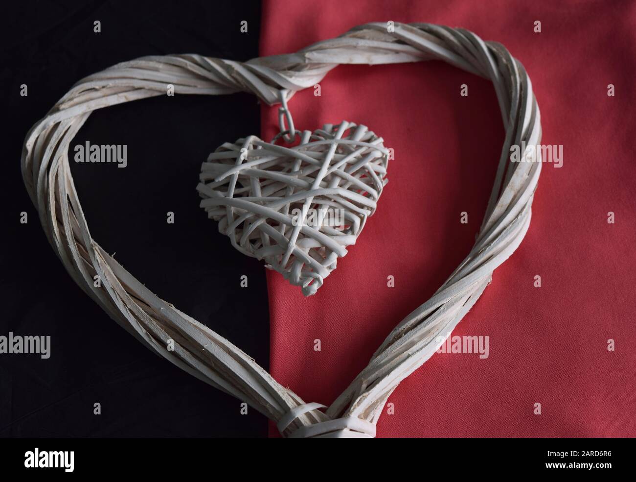 Herzschmuck aus Holz auf kontrastierendem Hintergrund. Stockfoto