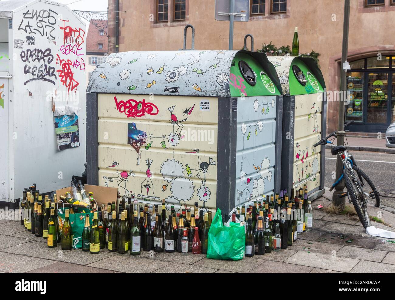 Viele leere Flaschen bleiben nach dem Urlaub in der Nähe des Müllsammelbehälters Stockfoto